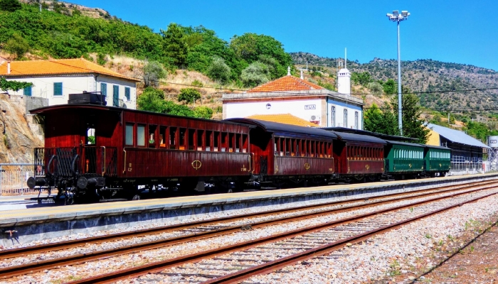 Comboio Histórico na Estação do Tua: uma viagem nostálgica pelas paisagens pitorescas do Douro.