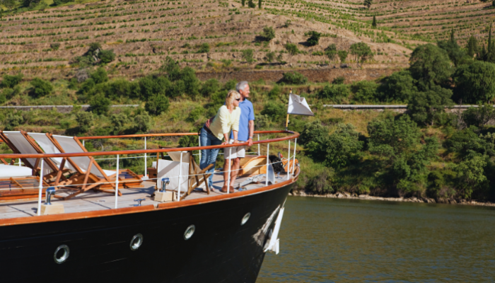 Romance à deriva no Douro: um casal desfruta de momentos especiais durante o passeio de barco.